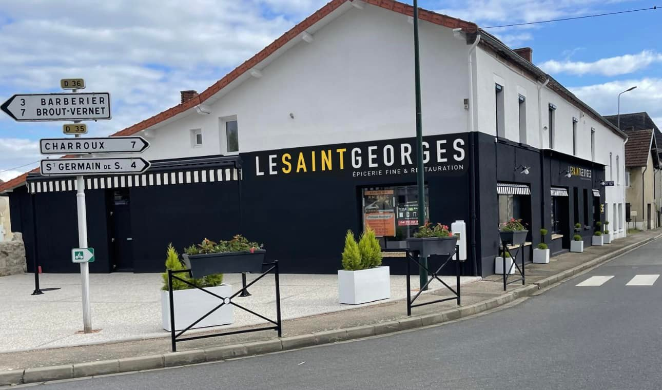 La devanture noire et jaune du ST Georges à Étroussat